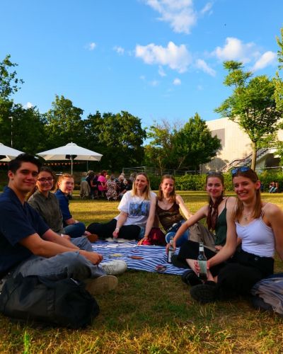 Teilnehmende auf der Festwiese beim Sommerfest 2026 im Philharmonischen Garten Berlin. 