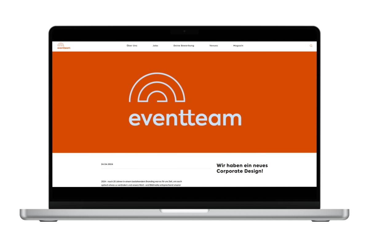 Laptop mit Screenshot vom Magazinbeitrag "Rebranding"
