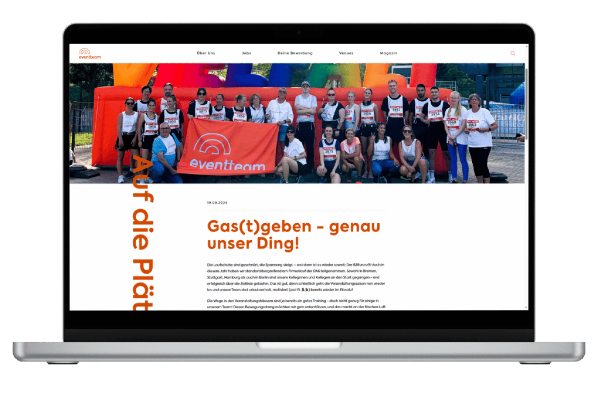 Laptop mit einem Screenshot des Magazinbeitrags "Gastgeben genau unser Ding"