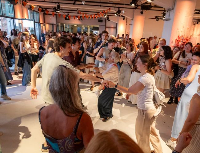 Teilnehmende feiern gemeinsam auf der Tanzfläche beim Sommerfest 2026 in Hamburg. 