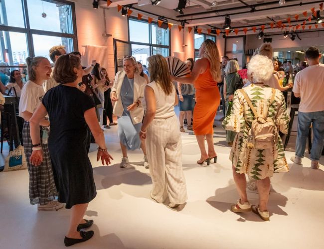 Teilnehmende auf der Tanzfläche beim Sommerfest 2026 in Hamburg. 