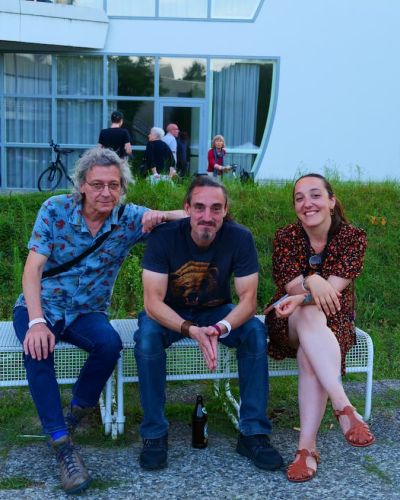 Teilnehmende beim Sommerfest 2026 im Philharmonischen Garten Berlin im Außenbereich der Veranstaltung während der Abendstunden. 