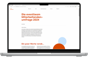 Laptop mit einem Screenshot des Beitrags "eventteam Mitarbeitendenumfrage 2024"