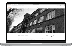 Laptop mit einem Screenshot des Magazinbeitrags "Gründungsgeschichte"