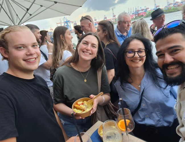 Teilnehmende beim Sommerfest 2026 in Hamburg bei Getränken und gemeinsamen Gesprächen. 