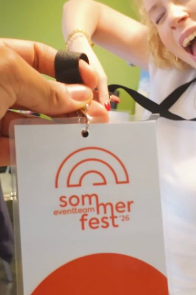Team-Lanyard des Organisationsteams beim internen Sommerfest 2026 in Bremen.